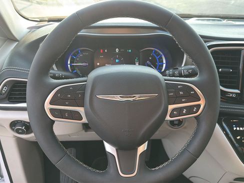 Used 2024 Chrysler Pacifica Limited FWD image 17