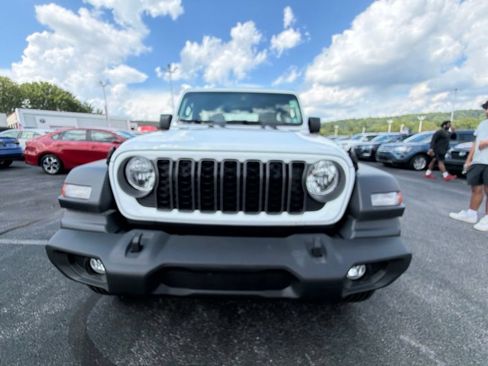 Certified 2026 Jeep Wrangler Sport AWD/4WD image 9
