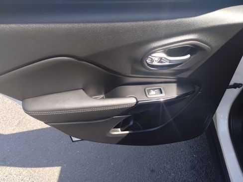 Used 2023 Jeep Cherokee Altitude Lux image 16