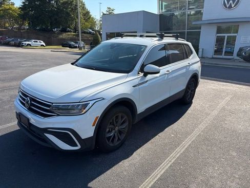 Used 2024 Volkswagen Tiguan SE AWD/4WD image 1