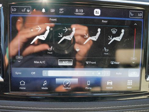 Used 2021 Chrysler Pacifica Touring-L w/ Uconnect Theater Family Group AWD/4WD image 7