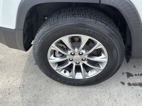 Used 2021 Jeep Cherokee Latitude Plus image 11