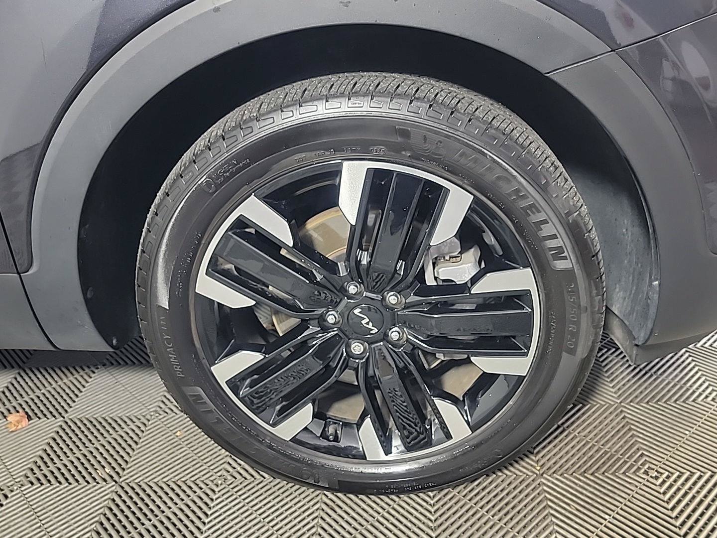 Used 2025 Kia Telluride SX w/ SX Captain's Chair Package AWD/4WD image 3