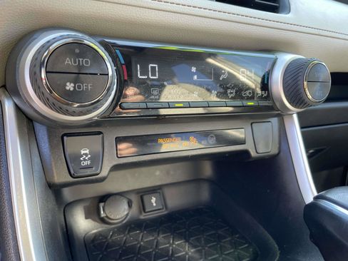 Used 2022 Toyota RAV4 XLE Premium image 22