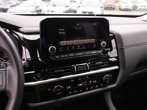 Used 2025 Nissan Pathfinder SV FWD image 17