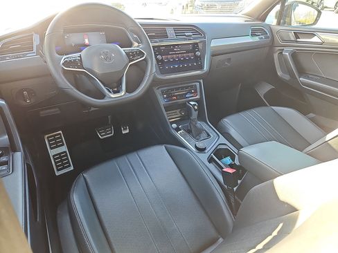 Certified 2022 Volkswagen Tiguan SE R-Line image 4