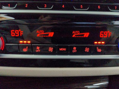 Used 2020 BMW 530e xDrive w/ Convenience Package image 23