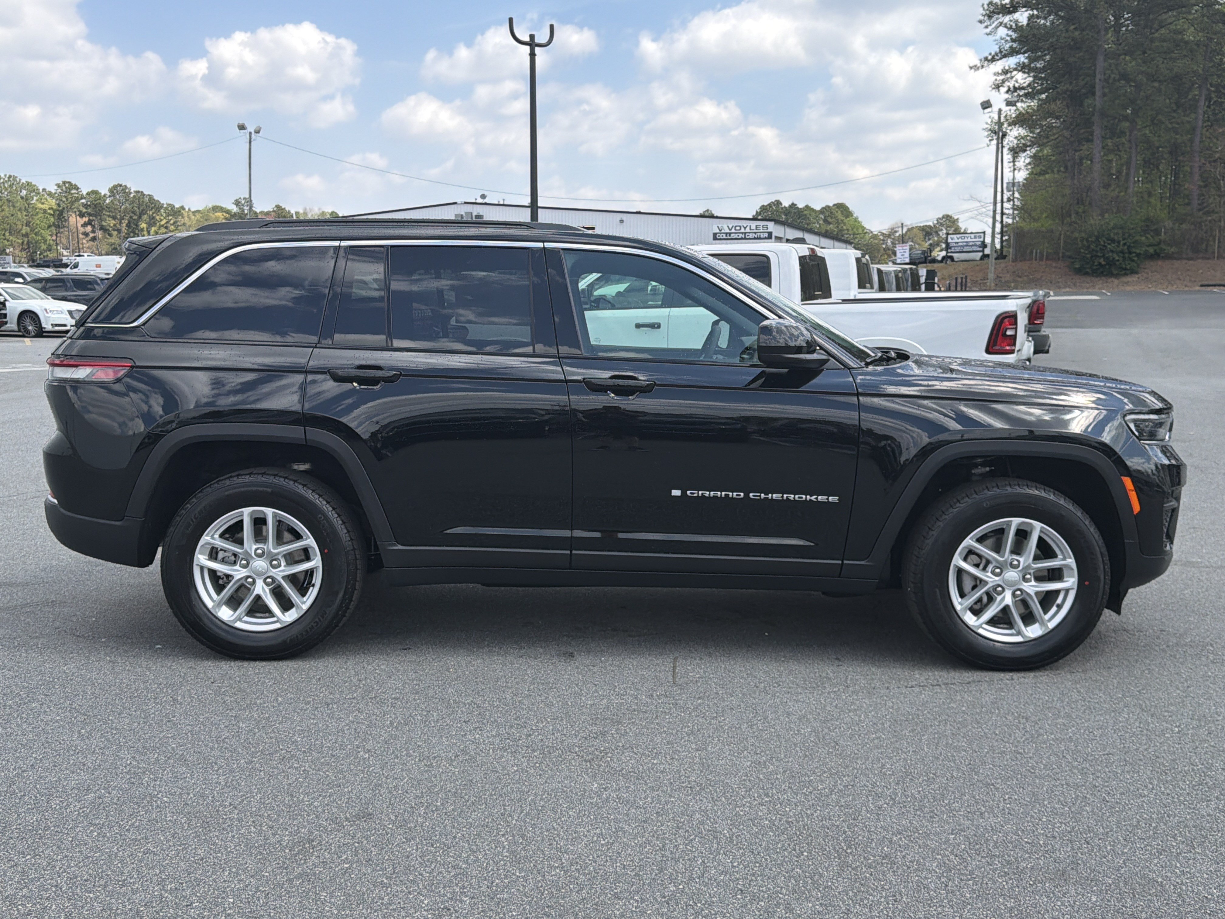 New 2026 Jeep Grand Cherokee Laredo w/ Trailer Tow Package AWD/4WD image 9
