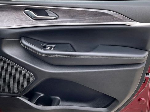 Used 2023 Jeep Grand Cherokee Limited image 21