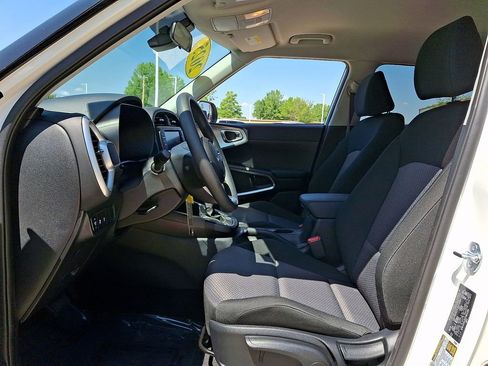 Used 2025 Kia Soul LX w/ LX Technology Package FWD image 13