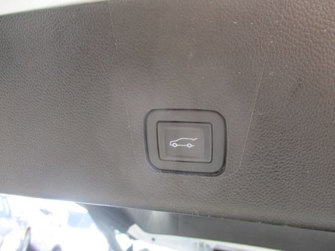 Used 2019 Chevrolet Traverse LT image 16