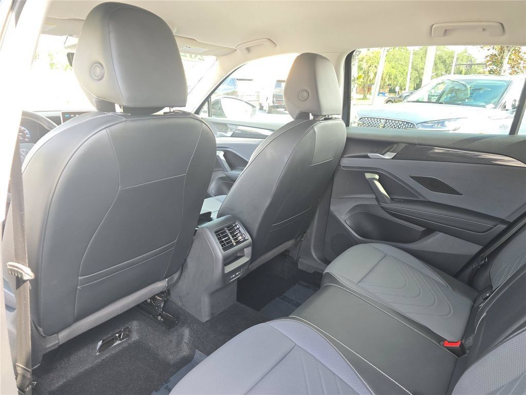 Used 2025 Volkswagen Tiguan SE FWD image 14