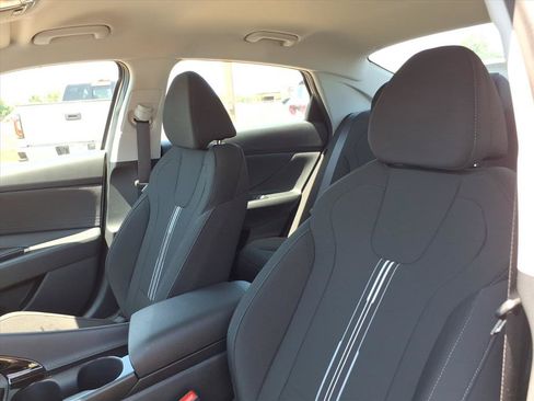 Used 2025 Hyundai Elantra Hybrid FWD image 17