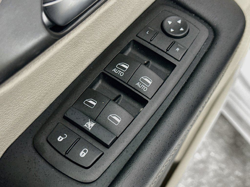 Used 2024 Chrysler Pacifica Touring-L FWD image 22