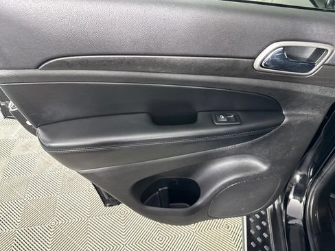 Used 2018 Jeep Grand Cherokee Laredo AWD/4WD image 21
