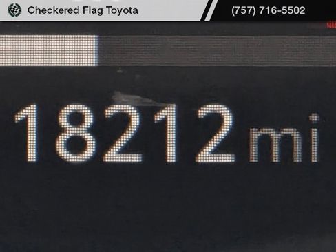 Used 2025 Toyota Sienna XSE w/ XSE Plus Package image 13