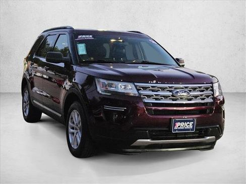 Used 2018 Ford Explorer XLT image 3