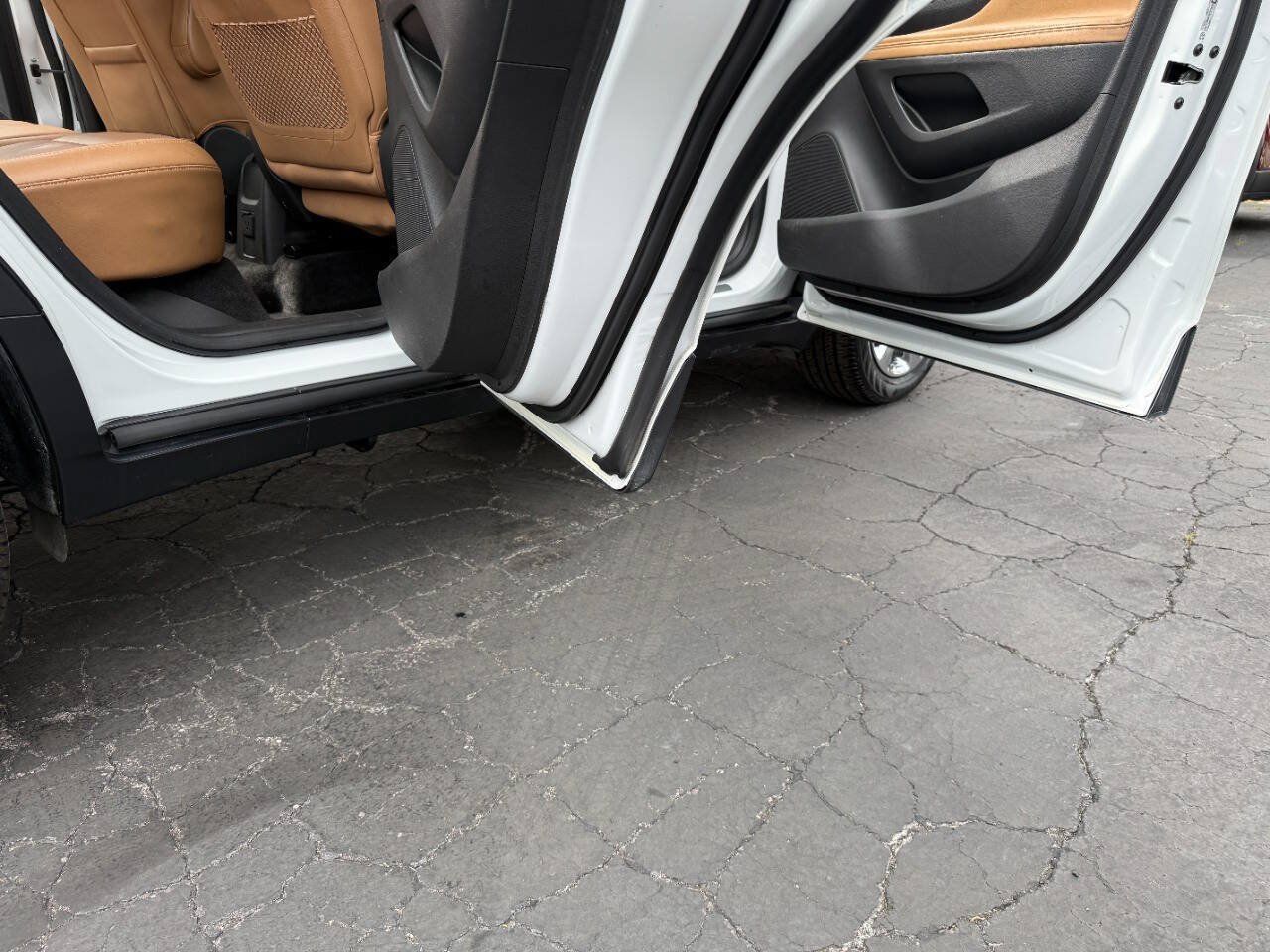 Used 2019 Buick Encore Essence w/ Experience Buick Package AWD/4WD image 9