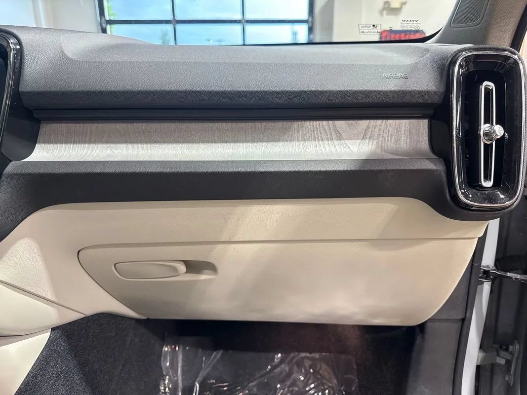 Used 2024 Volvo XC40 B5 Plus AWD/4WD image 96