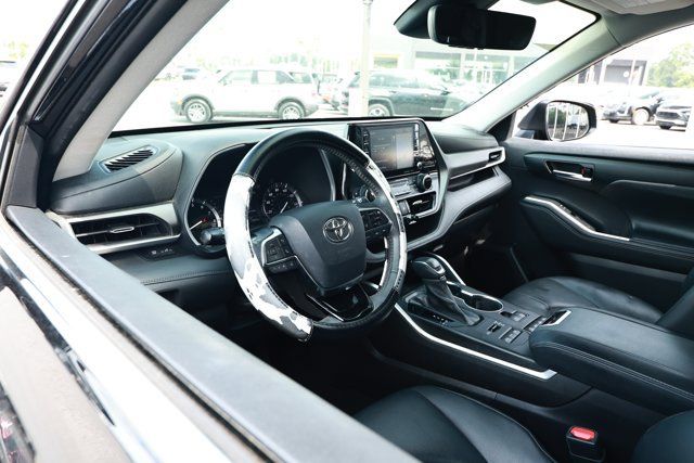 Used 2020 Toyota Highlander XLE AWD/4WD image 27
