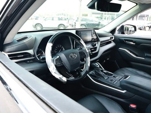 Used 2020 Toyota Highlander XLE AWD/4WD image 27