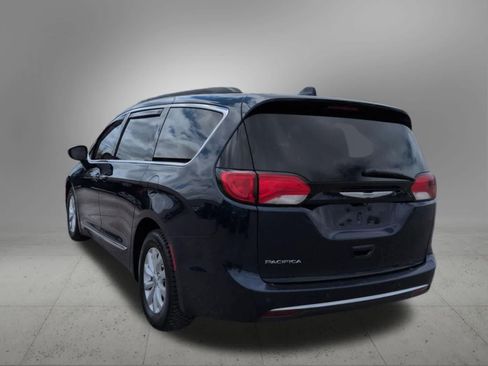 Used 2017 Chrysler Pacifica Touring-L FWD image 4