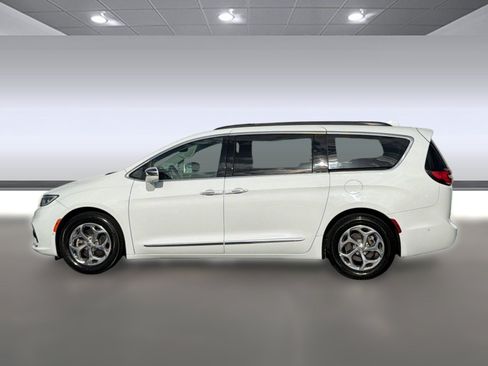 Used 2022 Chrysler Pacifica Limited FWD image 2