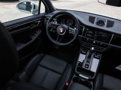 Certified 2025 Porsche Macan image 31