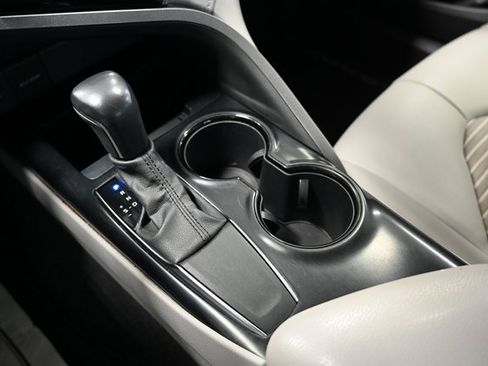 Used 2020 Toyota Camry SE image 17