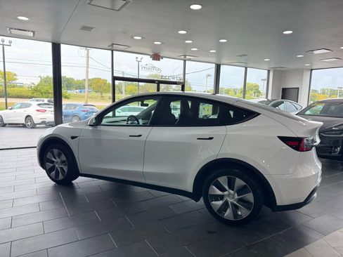 Used 2021 Tesla Model Y Long Range image 2