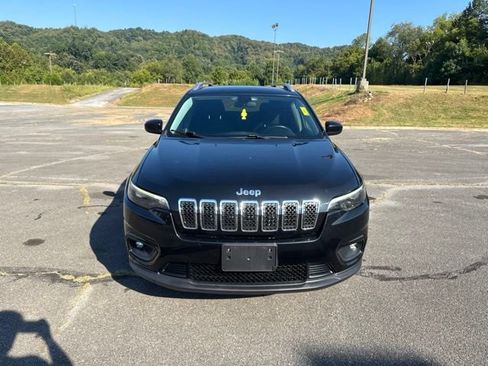 Used 2019 Jeep Cherokee Latitude w/ Cold Weather Group AWD/4WD image 3