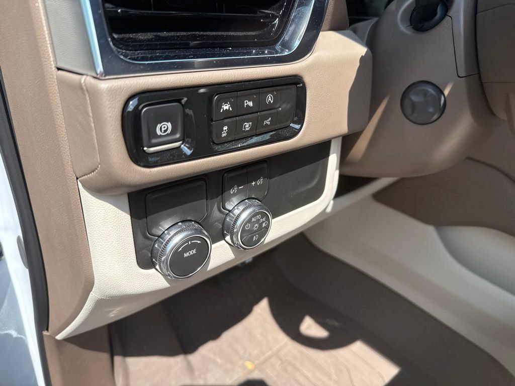 Used 2026 GMC Yukon XL Denali w/ Sun & Power Step Package RWD image 12