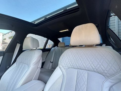 Used 2019 BMW 530i w/ M Sport Package RWD image 4