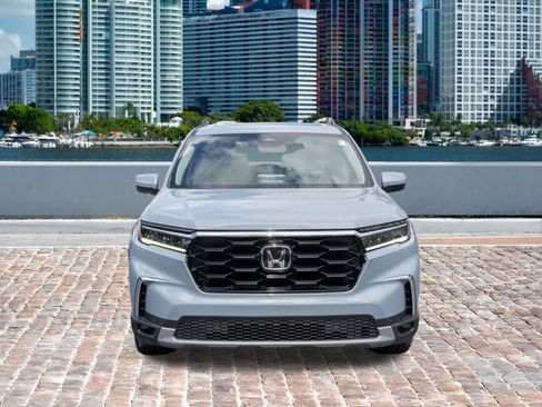 Certified 2024 Honda Pilot Touring image 2