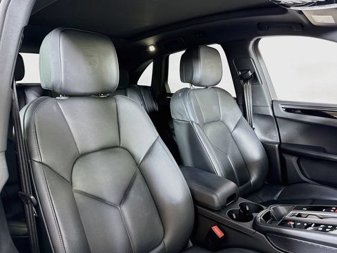 Certified 2025 Porsche Macan AWD/4WD image 18