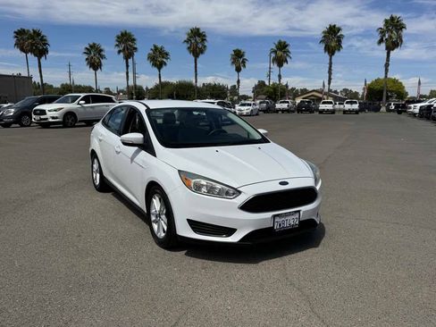 Used 2015 Ford Focus SE FWD image 3