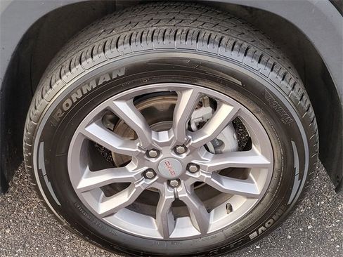 Used 2024 GMC Terrain SLT image 31