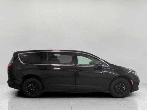 Used 2024 Chrysler Pacifica Touring-L FWD image 12