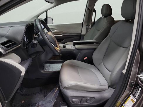Certified 2021 Toyota Sienna XLE image 11