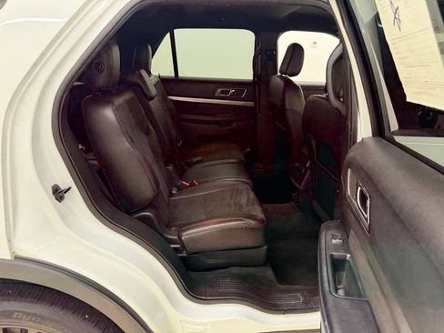 Used 2018 Ford Explorer XLT w/ Equipment Group 202A FWD image 15