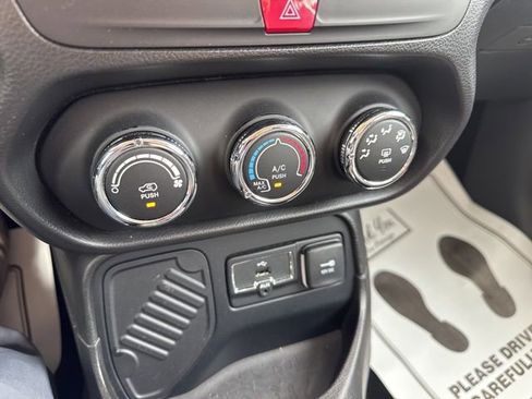 Used 2017 Jeep Renegade Sport w/ Power & Air Group image 19