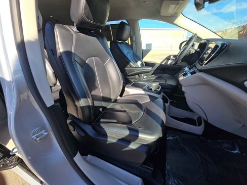 Used 2023 Chrysler Pacifica Touring-L image 11