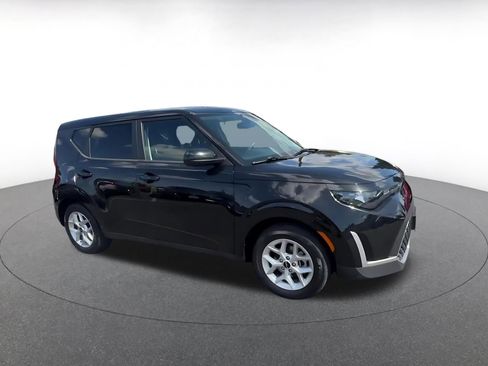 Used 2025 Kia Soul LX w/ LX Technology Package FWD image 2