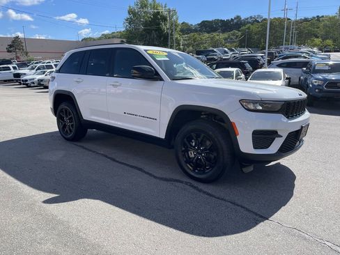 Used 2025 Jeep Grand Cherokee Altitude AWD/4WD image 6