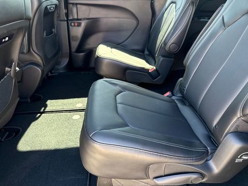 New 2026 Chrysler Pacifica Select image 16