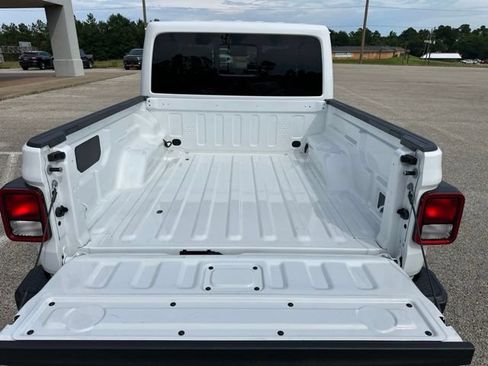 Certified 2025 Jeep Gladiator Sport AWD/4WD image 36