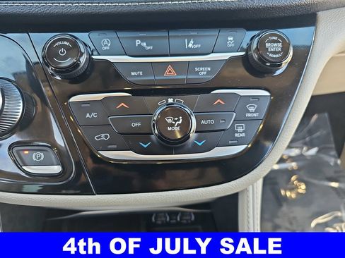 Used 2023 Chrysler Pacifica Limited FWD image 22