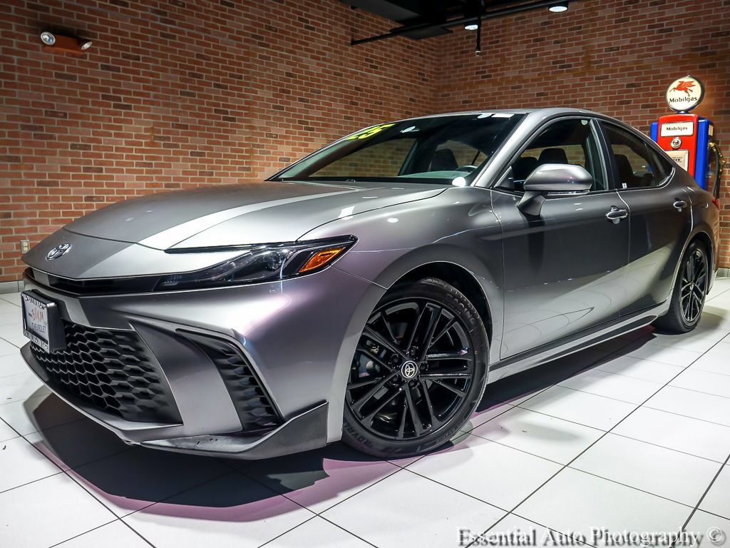 Used 2025 Toyota Camry SE FWD image 2