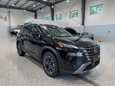 Used 2025 Nissan Rogue SL w/ Tech Package AWD/4WD image 3