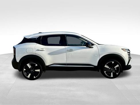 New 2026 Nissan Kicks SR FWD image 4